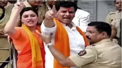 Navneet Rana, Ravi Rana charged by Mumbai Police for obstructing police on duty