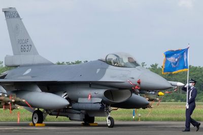 Taiwanese F-16 fighter makes emergency landing in Hawaii