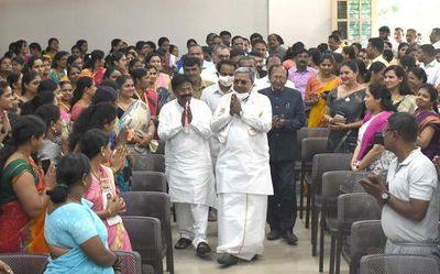 Siddaramaiah seeks votes for Gurikar