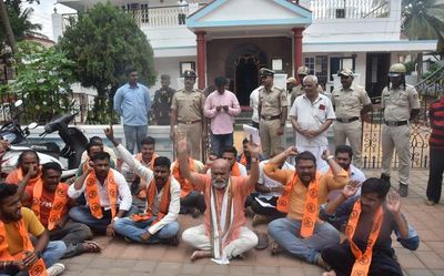 Sri Rama Sene stages protest outside Shettar’s residence