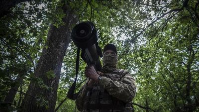 Ukraine fighters hold out in eastern city