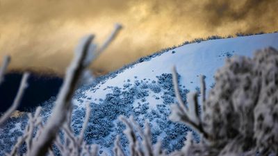 Australian snow, rain and heat linked by blocked weather systems, climatologist says