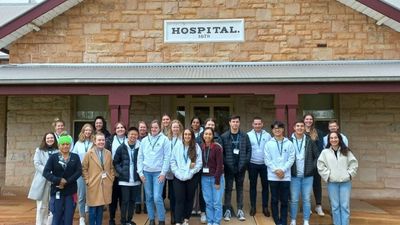 Rural road trip gives health students a taste of life and work in western NSW amid staff shortage