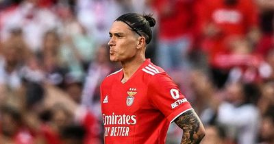 Man Utd told to focus on "humble players" after Liverpool take lead in Darwin Nunez chase