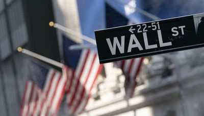 Ban members of Congress from buying, trading stock while in office