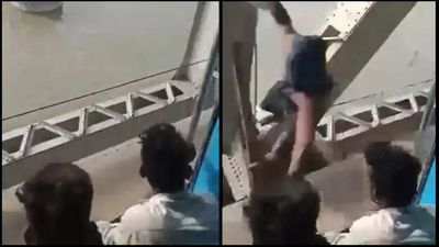 Bihar's Spiderman thief snatches phone from moving train