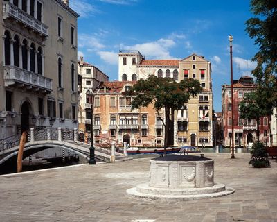 Tourists fined more than €4,000 for picnic in Venice