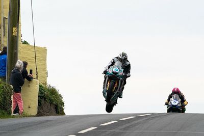 Isle of Man TT 2022: Dunlop beats Hickman in shortened second Supersport race