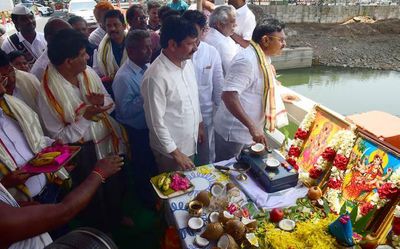 Andhra Pradesh: Minister releases water to the Krishna delta