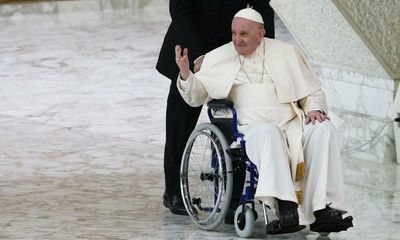 Knee problem forces Pope Francis to cancel Africa trip