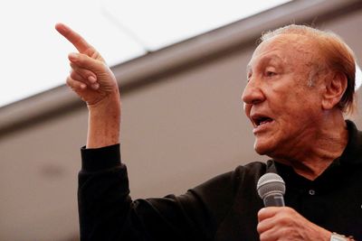 New poll shows tight runoff between Colombia's presidential candidates