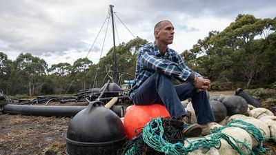 To ignite conversations about protecting the ocean, Sam is building a raft with debris — and wants to sail it to Sydney