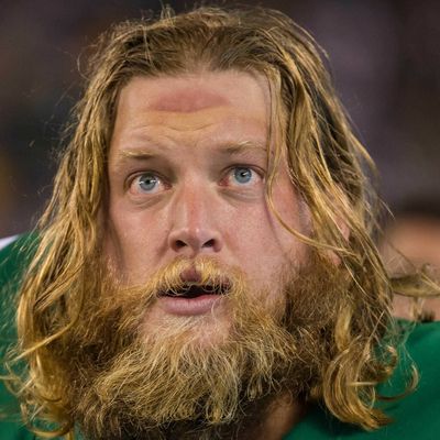 WATCH: Nick Mangold chugs beer at New York Rangers game