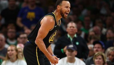 Curry scores 43 as Warriors tie NBA Finals 2-2