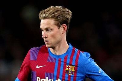 Manchester United make Frenkie de Jong ‘dream’ shirt number available as transfer talks continue