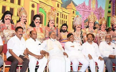 Siddaramaiah watches play staged by advocates