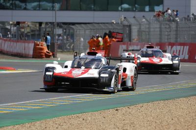 Le Mans 24h, H4: Toyotas run nose to tail as rivals hit trouble