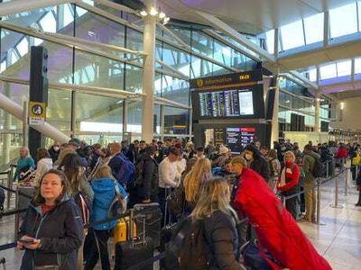Government denies considering visa scheme to relieve pressure on under-staffed airports