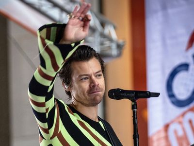 Harry Styles: Fan falls from balcony at Glasgow concert