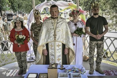 Life goes on as Ukraine army holds war weddings