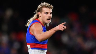 Western Bulldogs coach Luke Beveridge calls for AFL to scrap illicit drugs policy in wake of Bailey Smith images