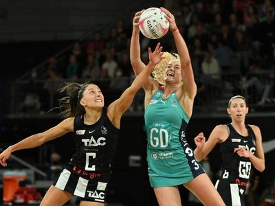 Pies survive late drama in Super Netball