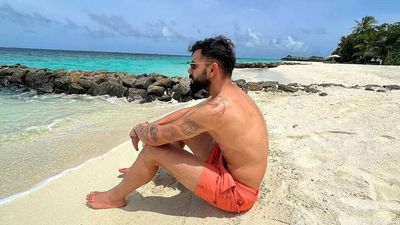 Virat Kohli in vacation mode on beach ahead of England tour