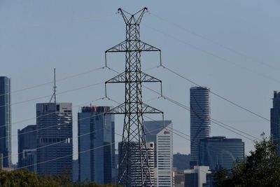 Big electricity consumers in Queensland cut use to avoid blackouts as NSW faces shortages