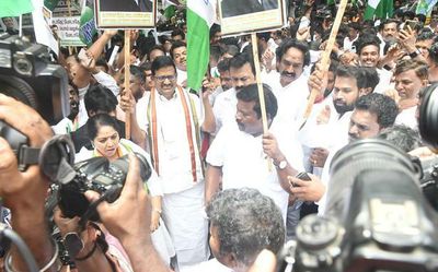 Alagiri leads TNCC protest near ED office