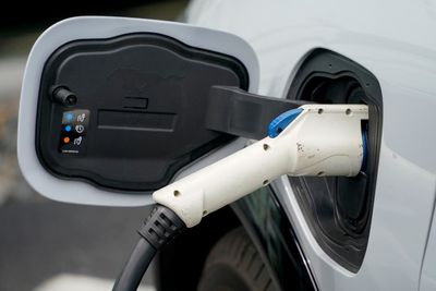 Automakers ask Congress to lift electric vehicle tax cap