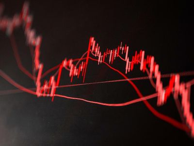 Cryptos' Market Cap Tanks Below $1 Trillion, Crypto.com CEO Lays Off 5% Staff