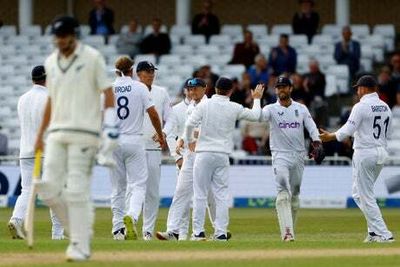 Late New Zealand wickets keep England hopes alive in second Test ahead of final day