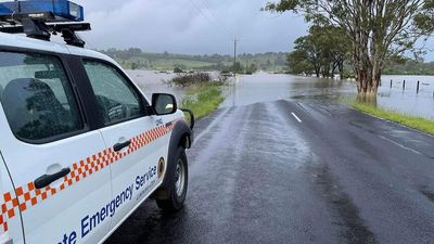 NSW parliamentary inquiry: Paid emergency crews should lead flood responses, not SES