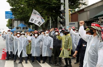 S.Korea truckers end strike; gov't agrees to extend pay guarantee