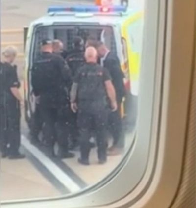 ‘Hammered’ passenger dragged off Ryanair flight by police for vaping