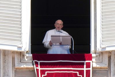 Pope blasts Russian 'cruelty,' lauds Ukrainian 'heroism'