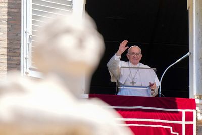 Pope says traditionalist Catholics "gag" church reforms