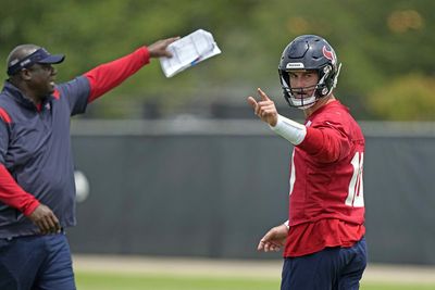 WATCH: Texans QB Davis Mills has superb ball placement at minicamp