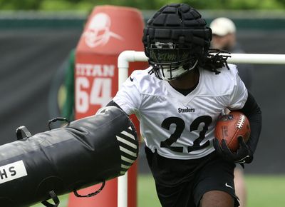 Steelers RB Najee Harris works on his punishing stiff arm at minicamp