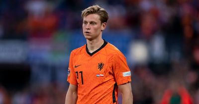 Frenkie de Jong 'resigned to leaving Barcelona' and other Manchester United transfer rumours