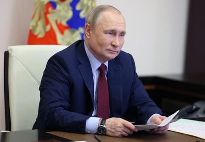 Ukraine news – live: Kyiv ignores Russian ultimatum to surrender key Donbas city