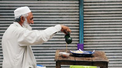 Pakistanis urged to cut down on tea consumption to fix ailing economy