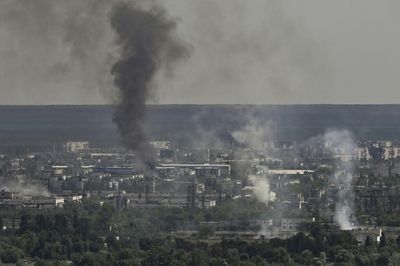 Ukraine pleads for western arms as Russia chokes frontline city