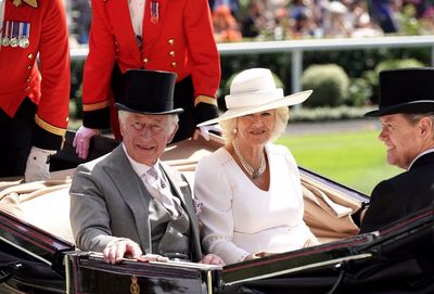 Royal Ascot racegoers swelter in heat as Queen misses another day