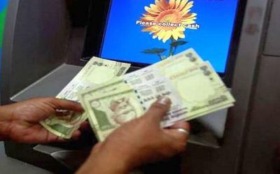 People rush to withdraw money as ATM dispenses 5 times extra cash in Maharashtra
