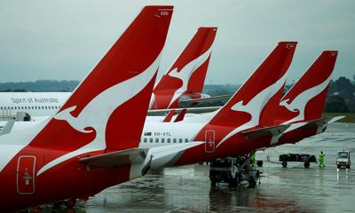 Qantas apologises to hundreds of passengers left stranded at US airport