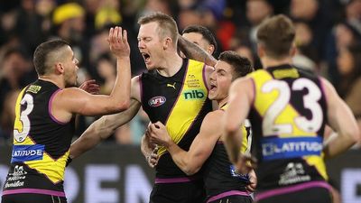 Richmond beats Carlton by 15 points on wet night at the MCG, as Tigers grab a spot in the top eight