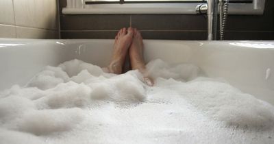 UK heatwave: Experts encourage people to take HOT baths to beat the heat and cool down
