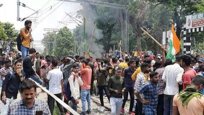 Agnipath protests: Four policemen injured, two dozen protesters arrested in Motihari