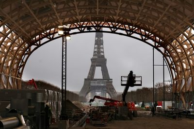 Tourists in Paris lament construction works